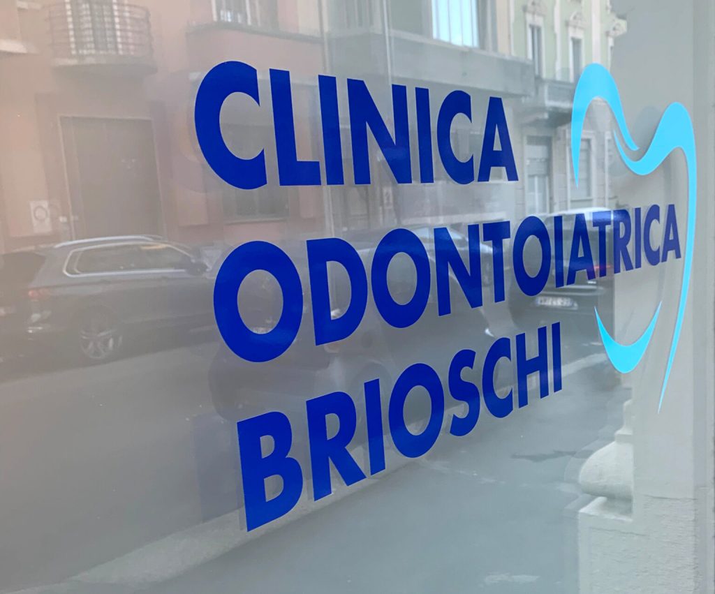 insegna vetrina Clinica Odontoiatrica Brioschi